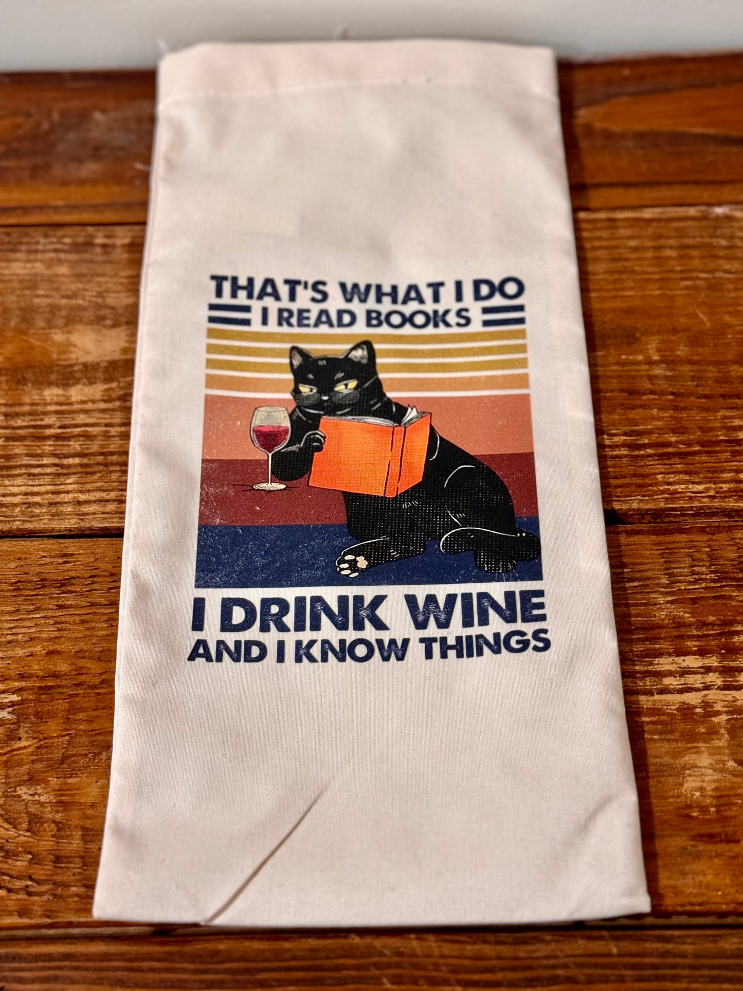 Reusable wine gift bag with the phrase That’s What I Do, I Drink Wine and I Know Things, perfect for wine lovers and gift giving.