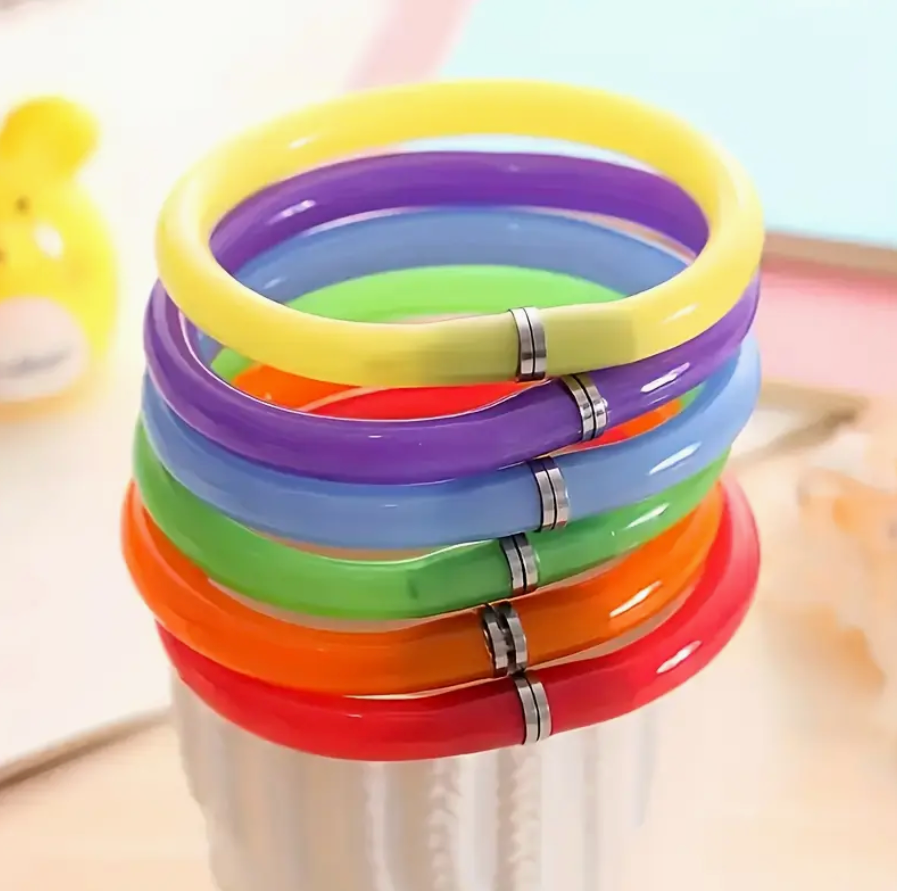 Bright and colorful pen bracelet, wearable and flexible, with colors sent at random for online purchases—fun for kids and creative gifts.