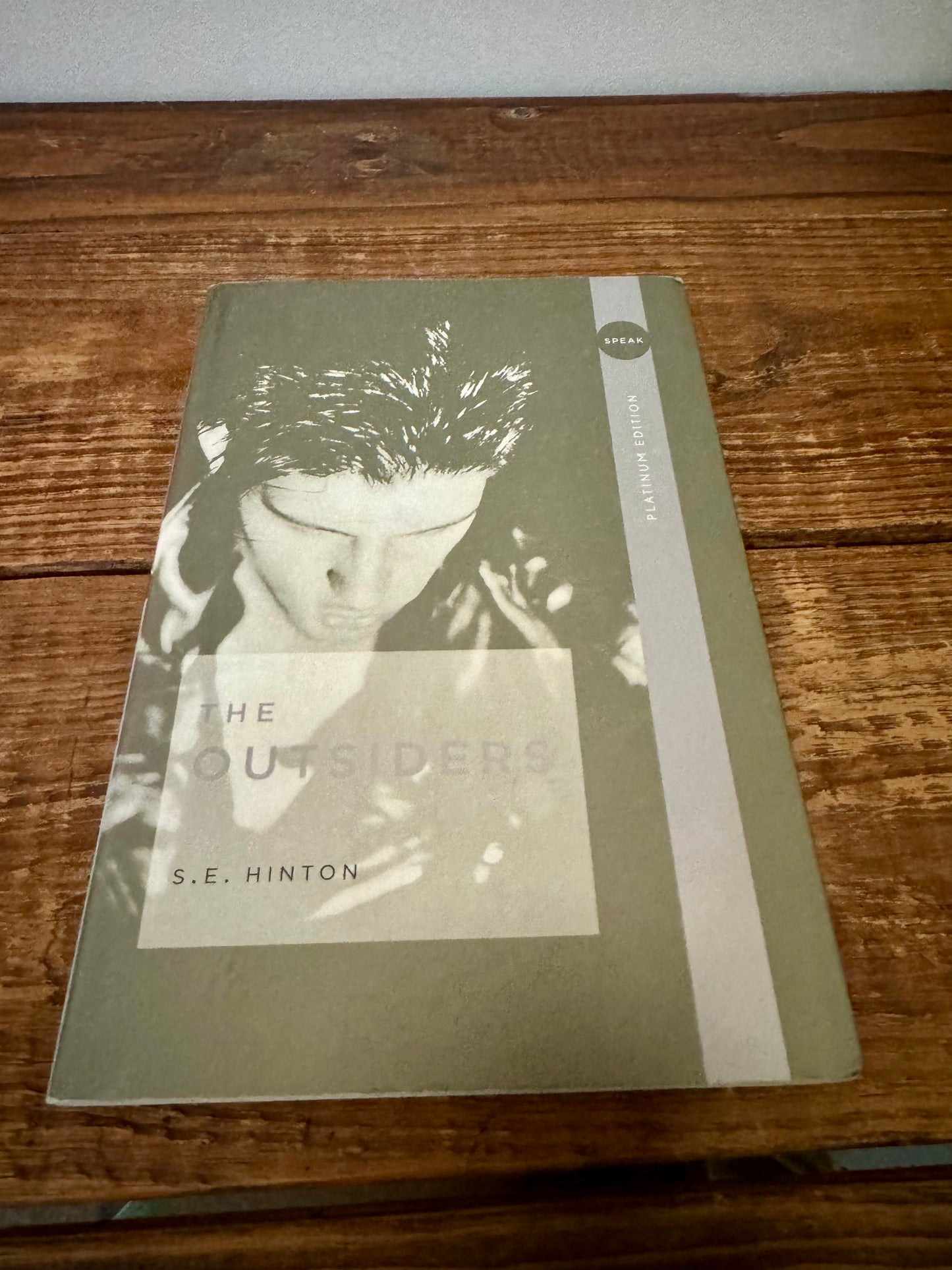 Paperback copy of S.E. Hinton’s The Outsiders in excellent used condition, a classic young adult novel.