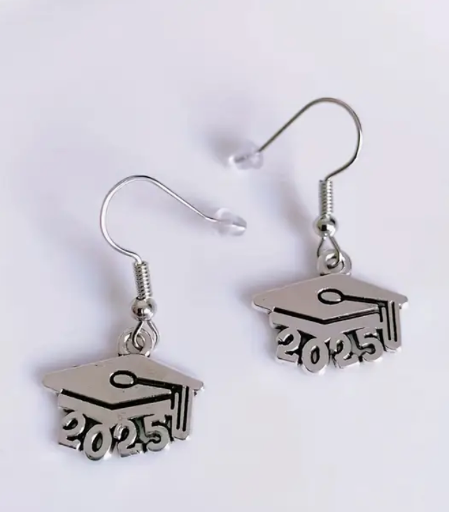 Alloy graduation earrings featuring a dangling graduation cap with the year 2025—perfect for celebrating graduates.