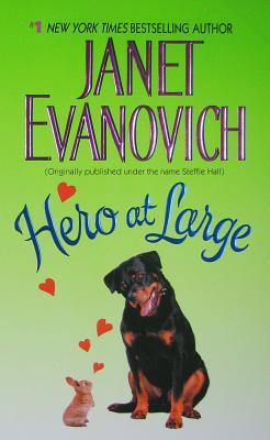 Book cover of 'Hero at Large' by Janet Evanovich featuring a dog and a mouse on a green background.