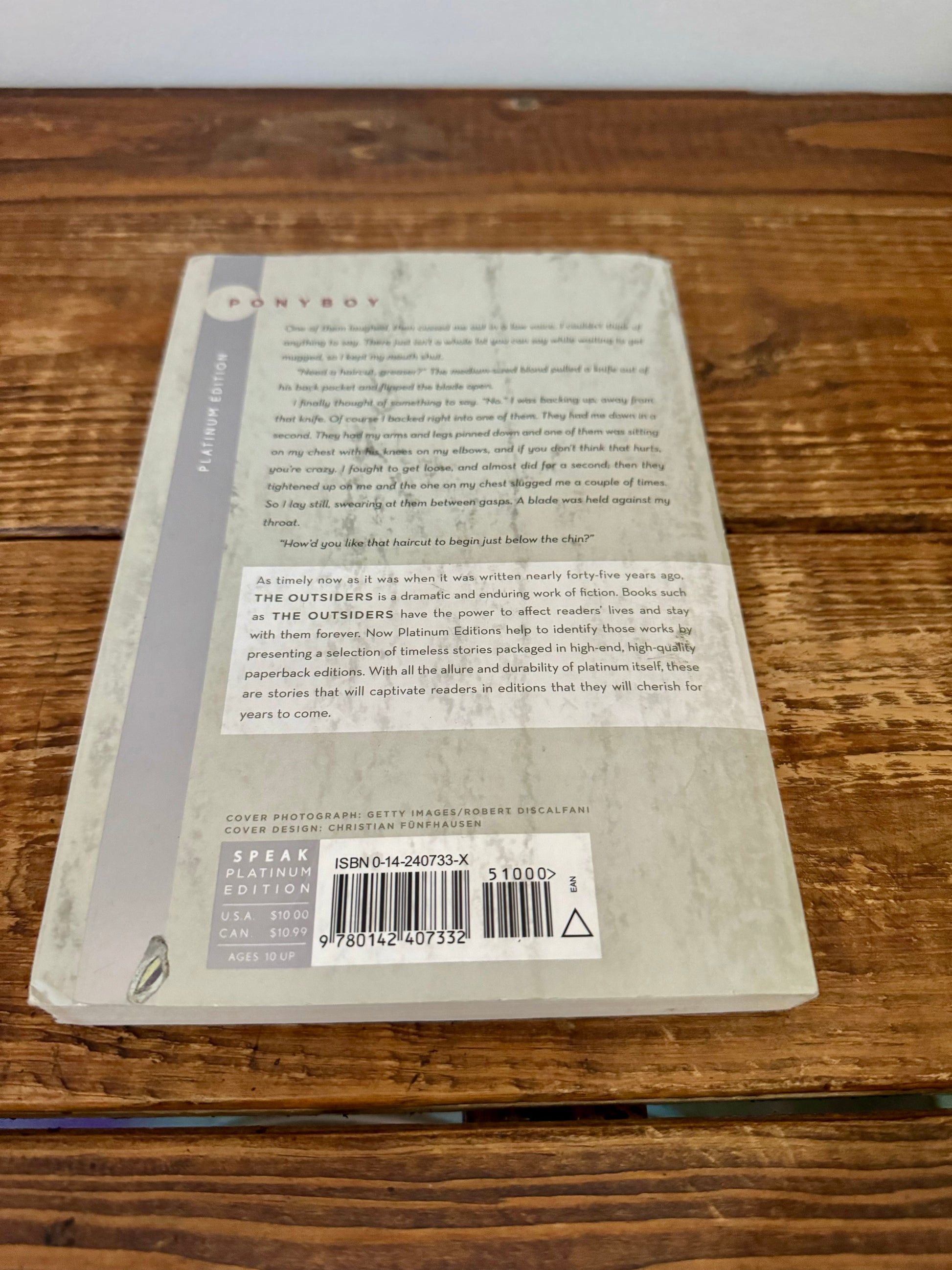 Paperback copy of S.E. Hinton’s The Outsiders in excellent used condition, a classic young adult novel.